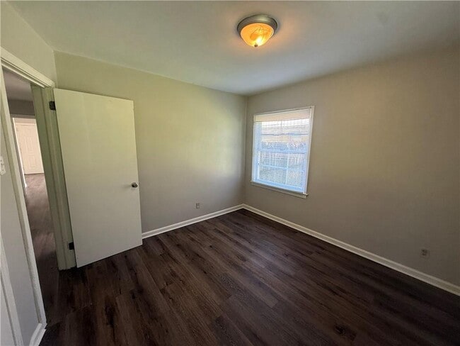 Building Photo - 3056 Pleasant Valley Rd