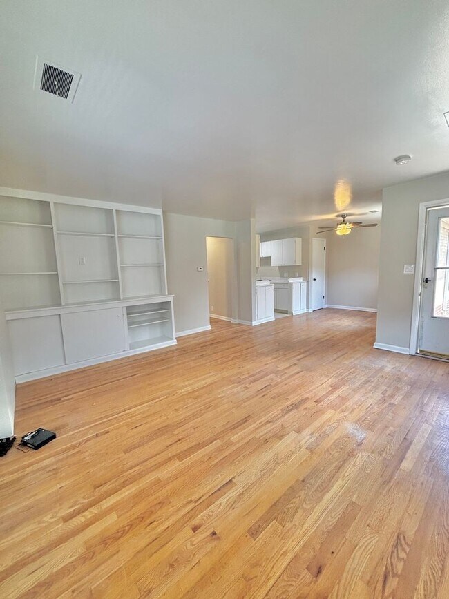 Building Photo - Prime Location! 1BR Bungalow Near DU, Light Rail & Porter Hospital — Available Now!!