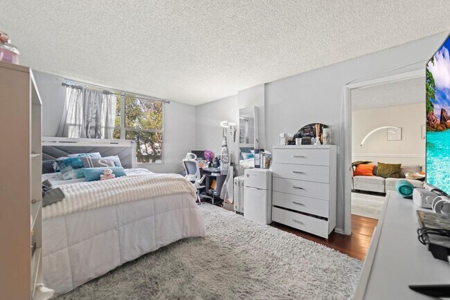 Building Photo - 113 Royal Pk Dr