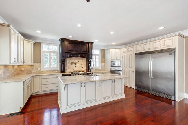 Building Photo - Elegant 5-Bedroom Residence with Luxurious...