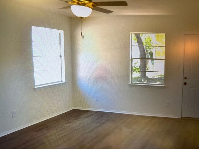 Building Photo - LIVINGSTON2701-03