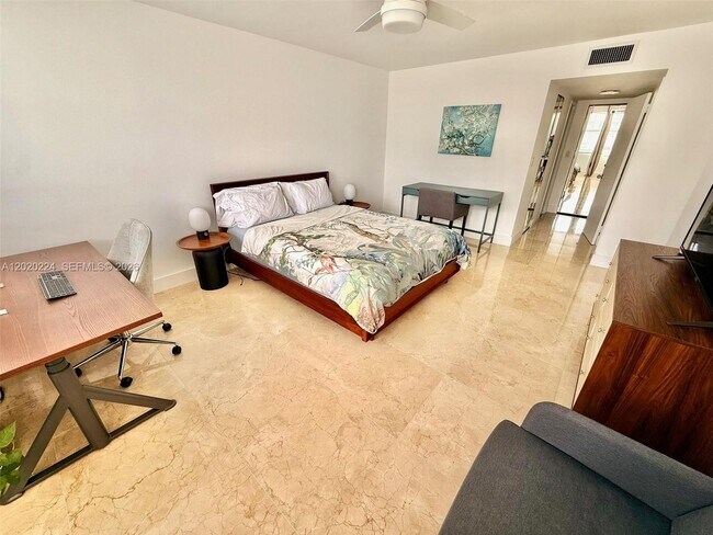 Building Photo - 1420 Brickell Bay Dr