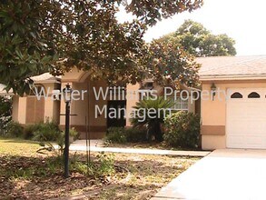 Building Photo - Spacious pool home