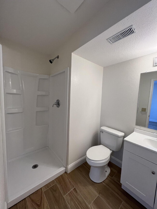 Building Photo - Newly Remodeled 2BR unit