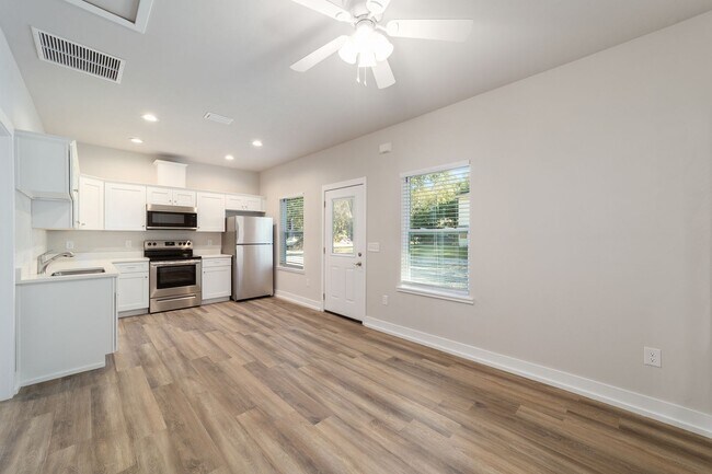 Building Photo - 2BR/2Bath Located in the heart of Gainesvi...