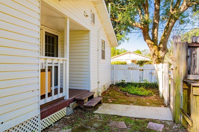 Building Photo - Bright & Comfortable 3 Bed/2.5 Bath Pensac...