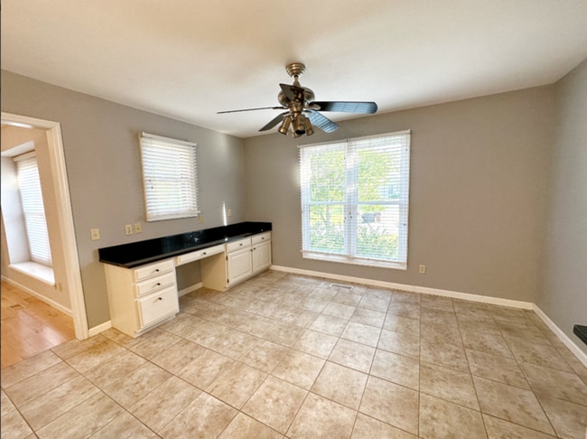 Building Photo - 1114 S Charlemagne Dr