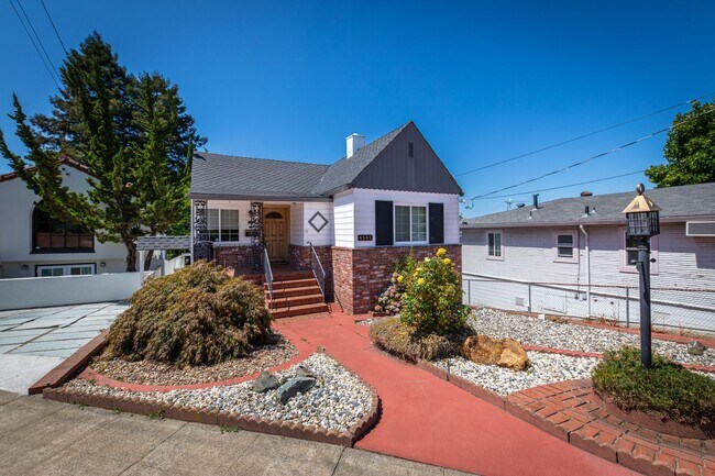 Building Photo - Coming Soon! Lovely Redwood Heights Home w...