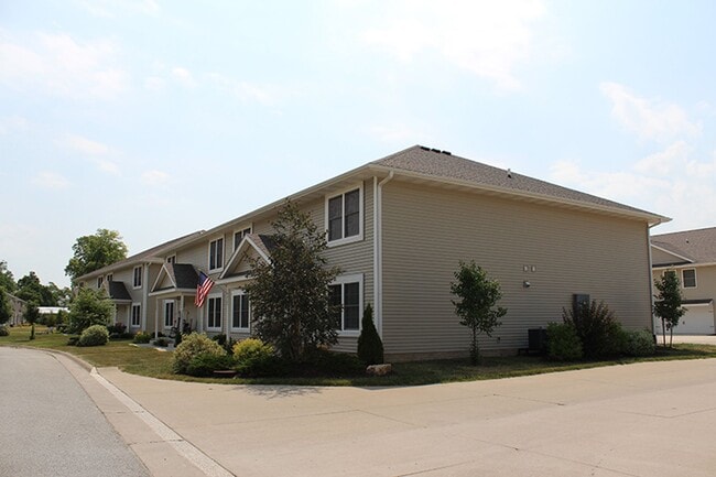 Building Photo - Luxury Townhome - HIGH END KITCHEN