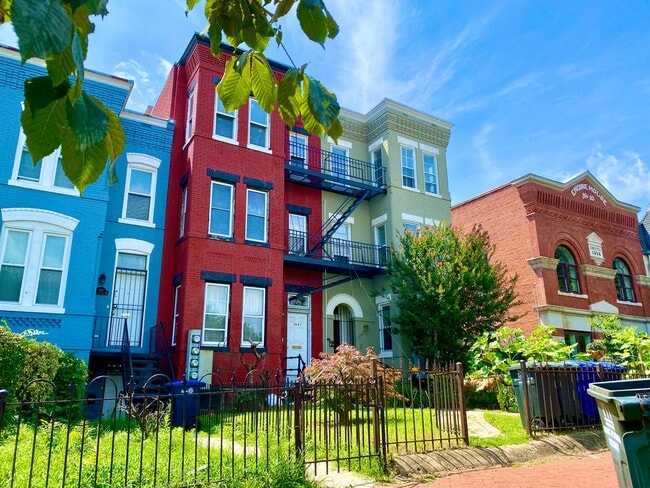 Building Photo - Spacious 2 Bed Plus Den - 1 Bath - Capitol...