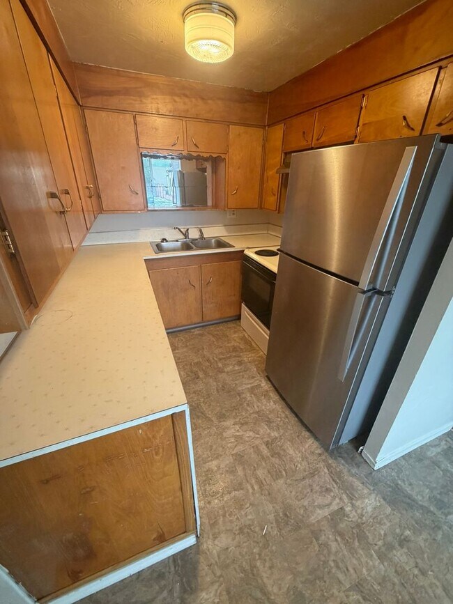 Building Photo - Large Two Bedroom Conveniently located Amenities!