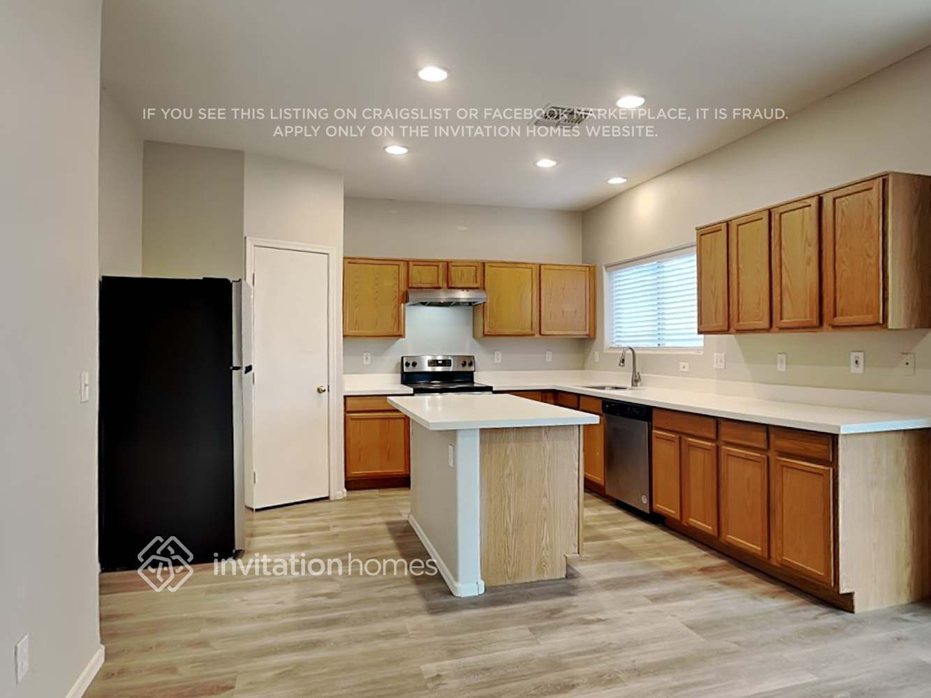 Building Photo - 936 E Corral St