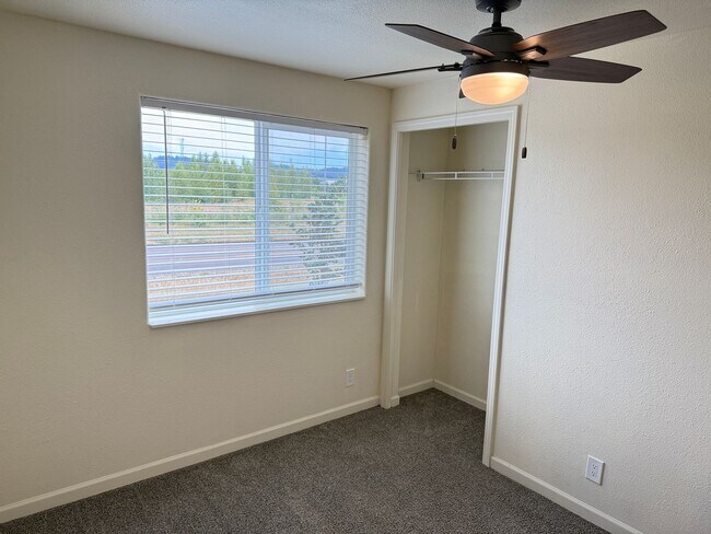 Building Photo - Updated 3-bedroom 1.5 bath duplex in Eugene!
