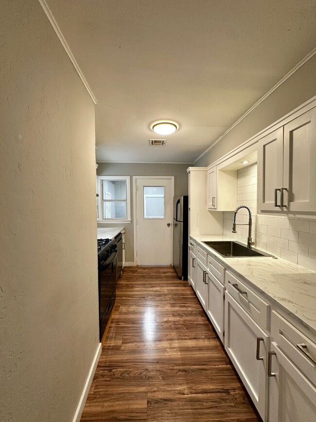 Building Photo - Wascher  Duplex