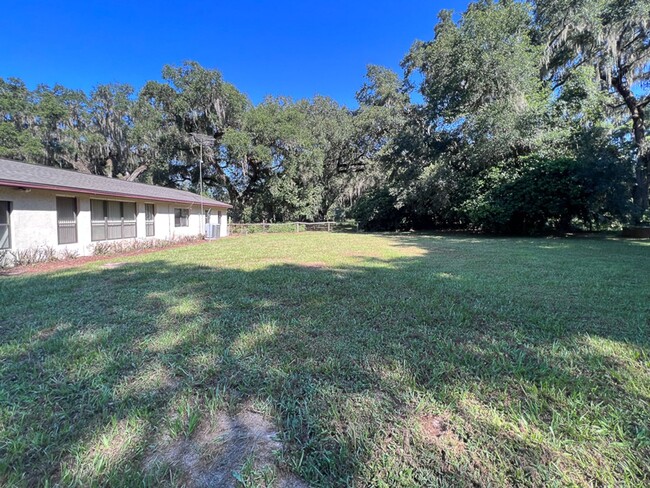 Building Photo - 3BR/2BA on 2 Acres in Micanopy