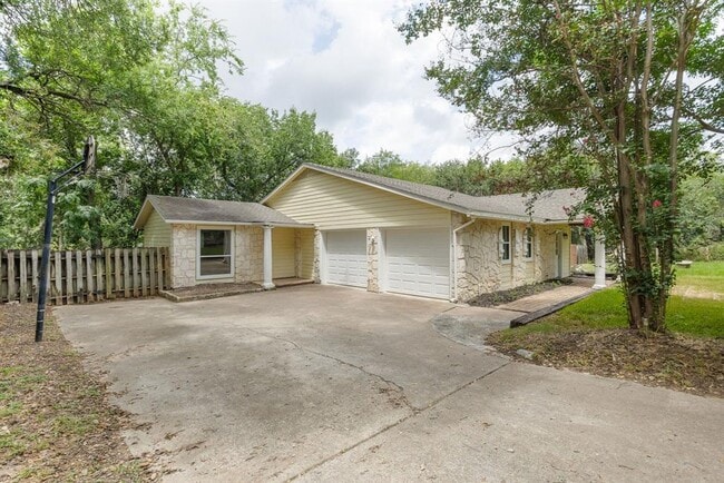 Building Photo - 2218 Bahama Rd