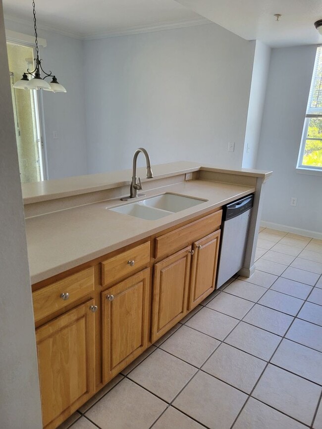 Building Photo - 3 Bedroom Beautiful Condo in Mirabella Com...