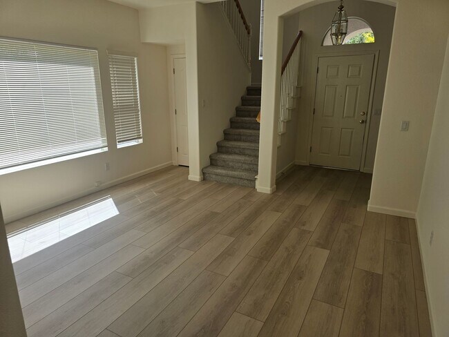 Building Photo - 549 Cascade Dr