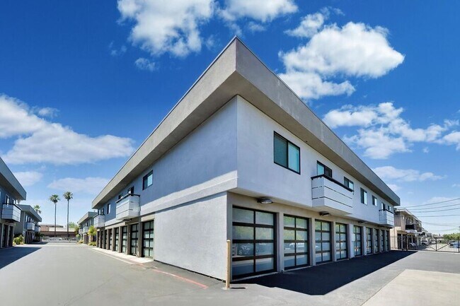 Building Photo - 1662 Hollenbeck Ave