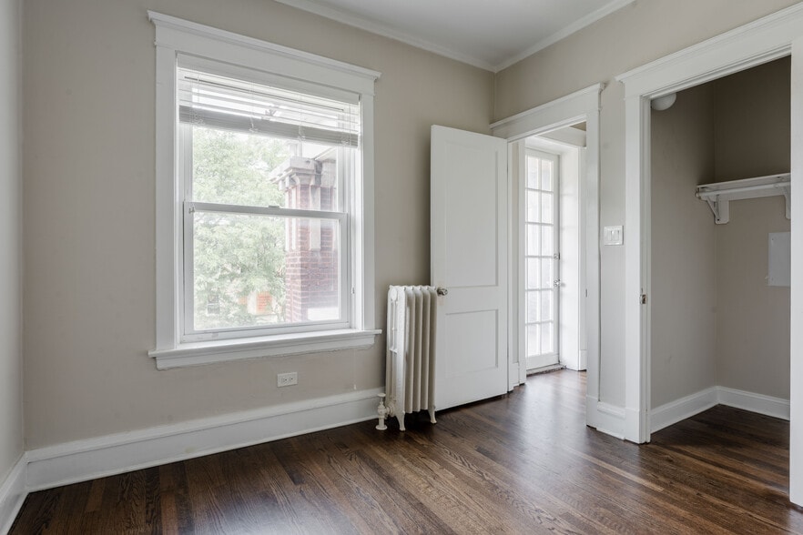 Building Photo - 1437 W Carmen Ave