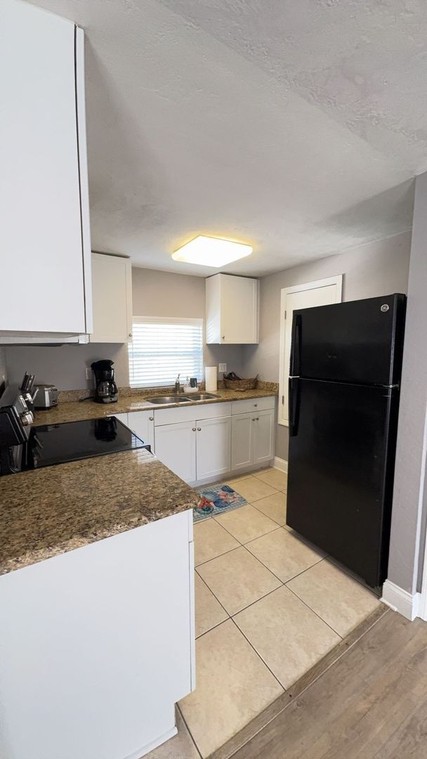 Building Photo - Fully Furnished Two Bedroom Long Term Beac...