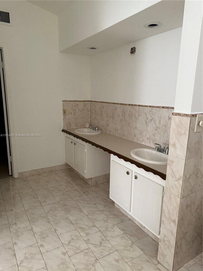 Building Photo - 541 NE 199th Ln