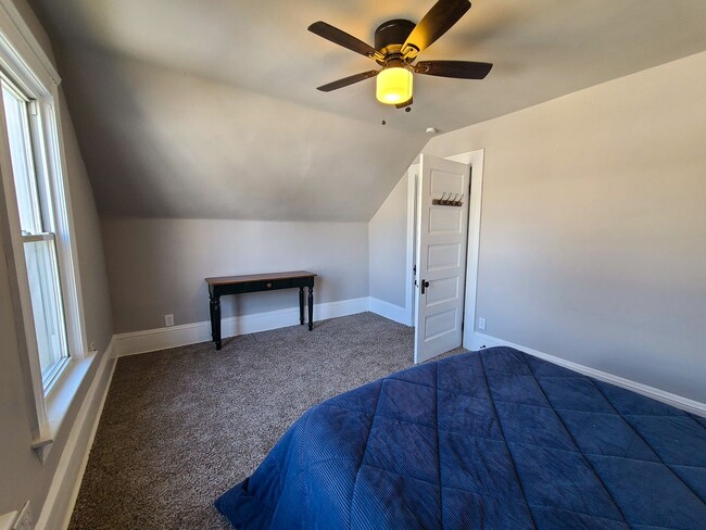 Building Photo - Renovated Private Home