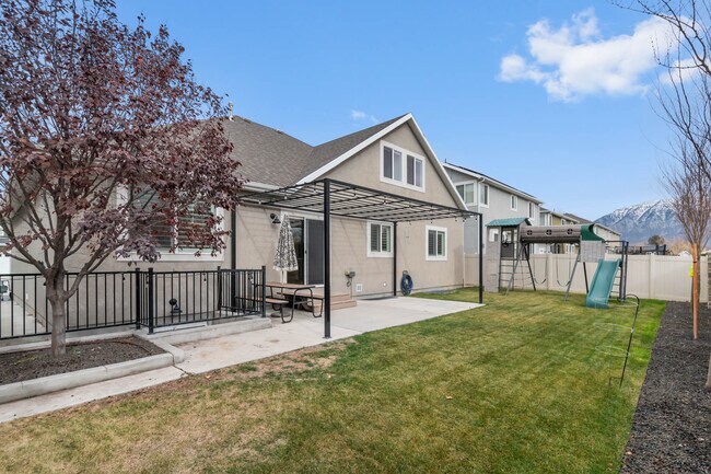 Building Photo - 196 E Water Ln