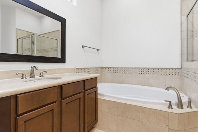 Building Photo - 1303 Sherwood Point Ln