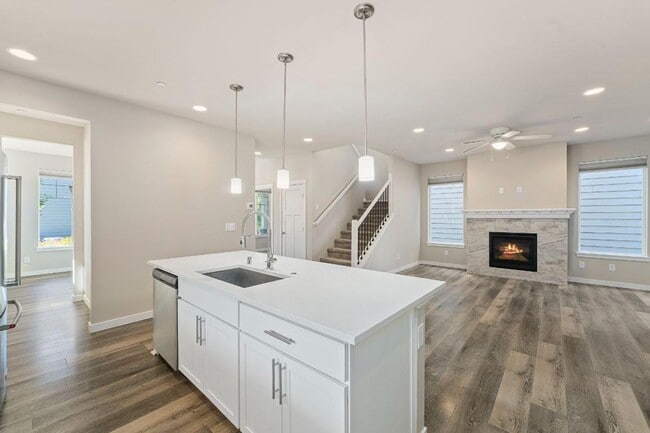 Building Photo - Beautiful Puyallup Corner Lot Home with Office, A/C, Formal Dining & Bonus Loft!