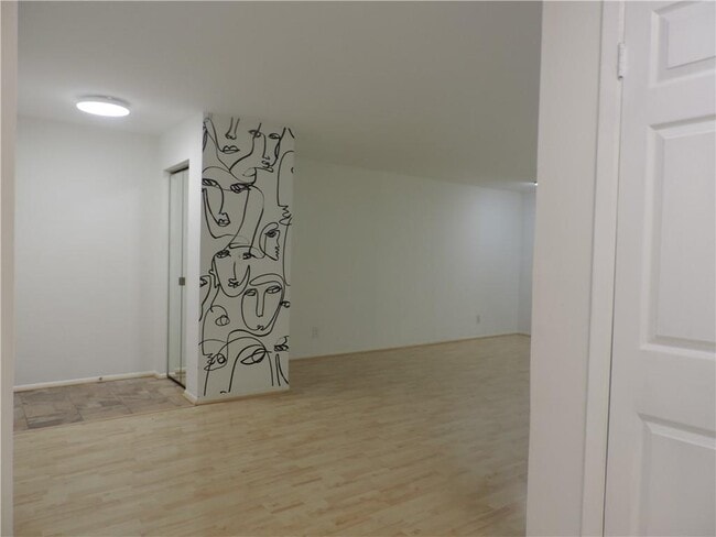 Building Photo - 68 Springhedge Ct St