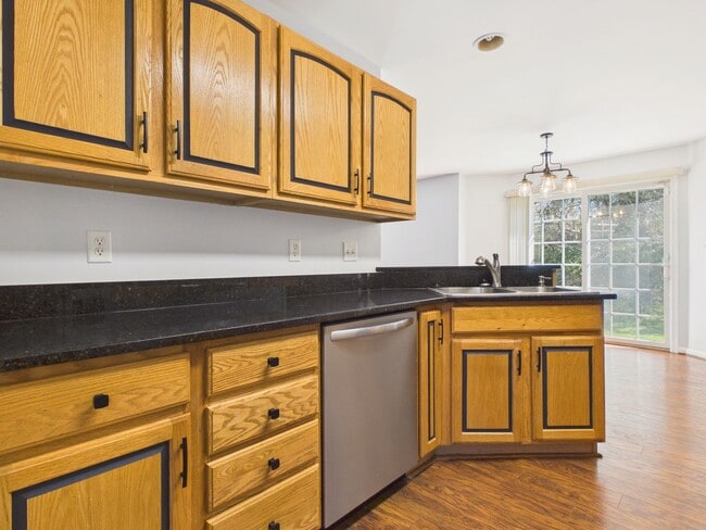 Building Photo - Gorgeous 3 Bedroom Single Family