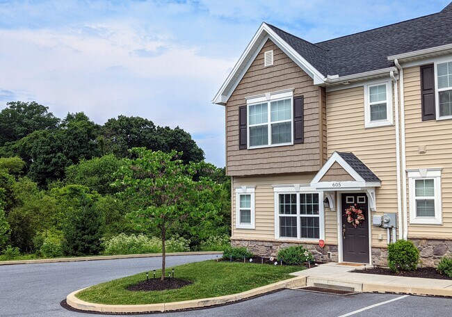 Community Views - Hunters Pointe Townhomes
