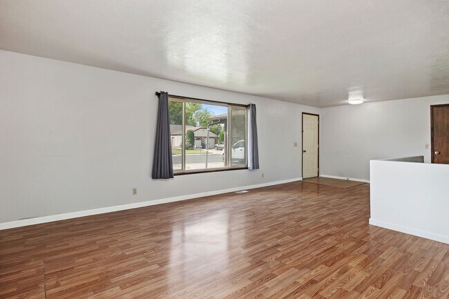 Building Photo - 3 bed, 2 bath