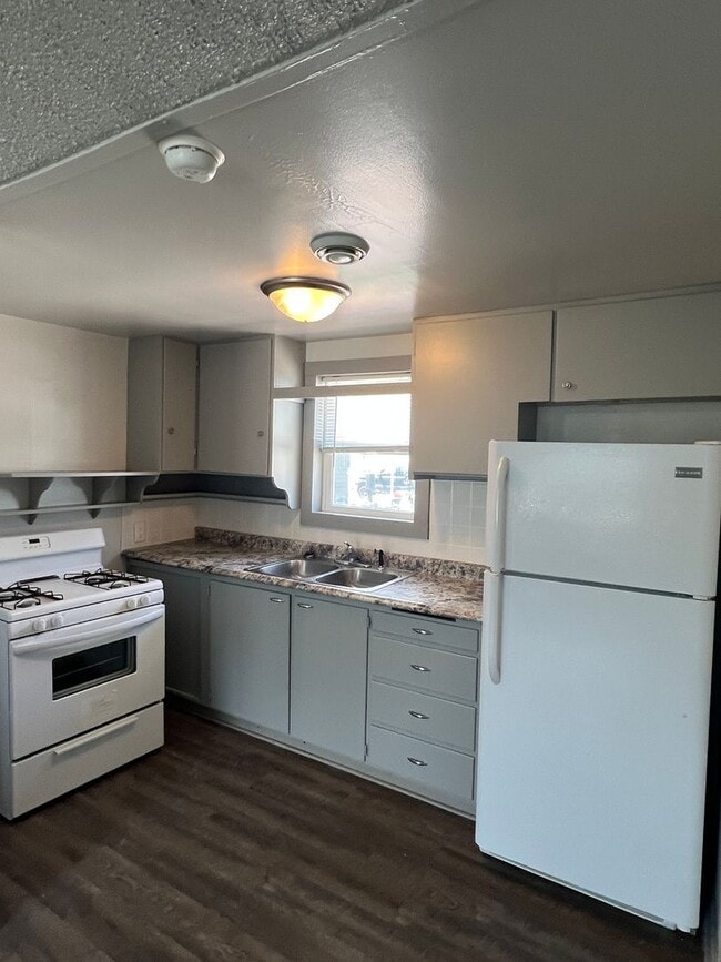 Building Photo - ***Applications Pending***Two-Bedroom dupl...