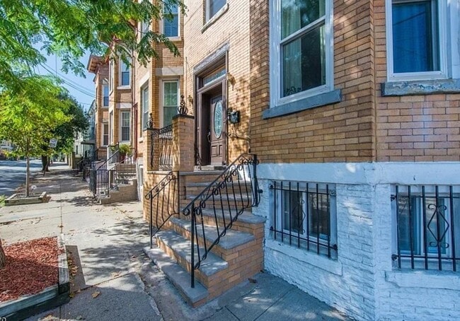 Building Photo - 47 Webster Ave