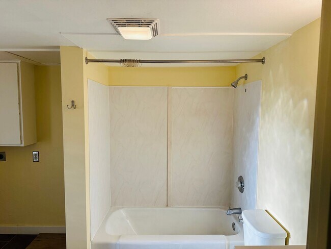 Building Photo - 720 1/2 S. 32nd St.