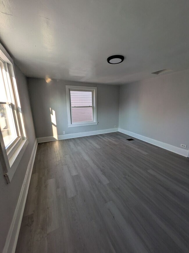 Building Photo - 241 E 18th Ave