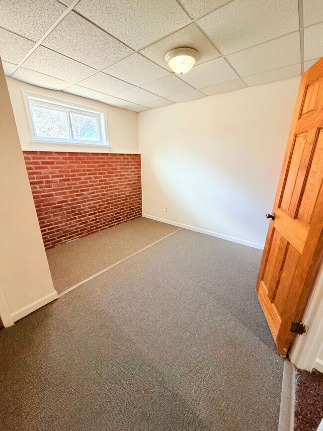 Building Photo - 3 Bed, 2 Bath Pet Friendly Downtown Asheville Location, Available Now - Lawn Care Included!