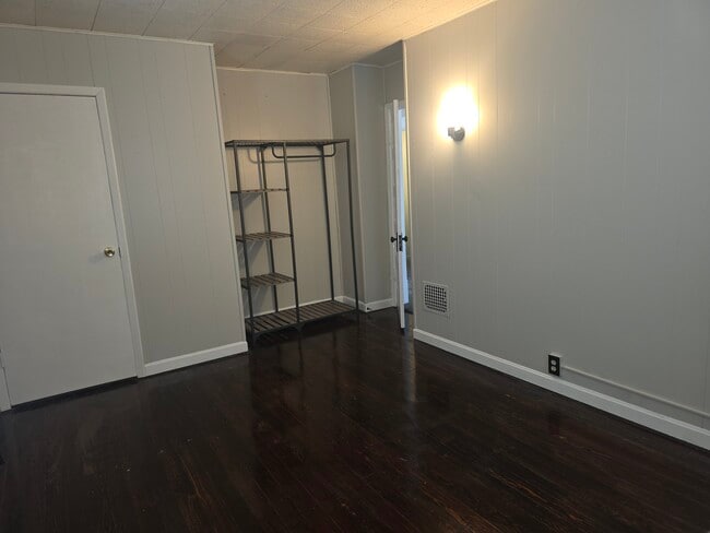 Building Photo - 449 7th St