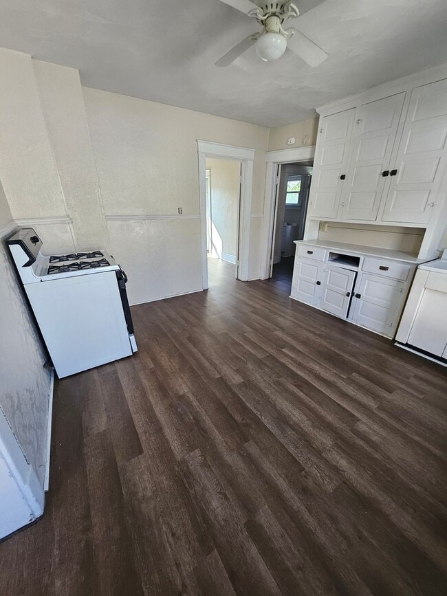 Building Photo - Upper 3 bedroom unit