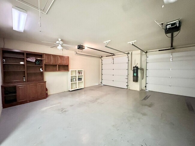 Building Photo - Tour Today! Show Stopping Home in Flint!