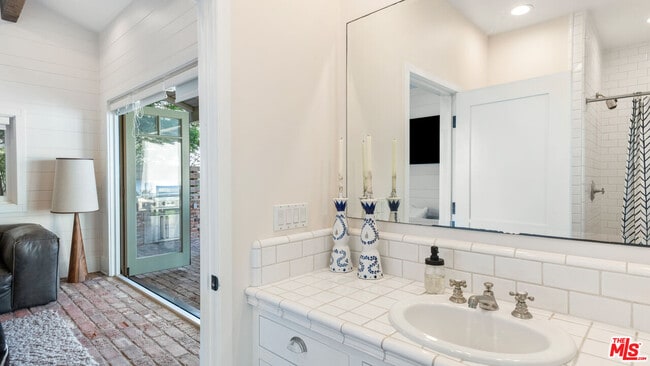 Building Photo - 6815 Dume Dr