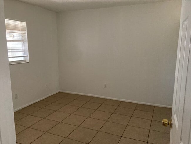 Building Photo - 3 Bedroom 2 Bath Villa West Bradenton.