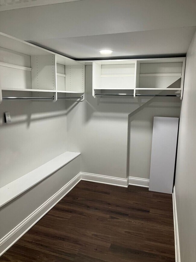 Building Photo - Lower Level Apartment in Beautiful Brentwo...