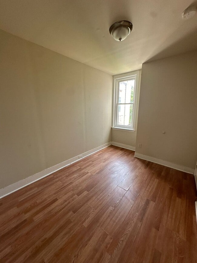 Building Photo - 3 BED 1 BATH HOME FOR RENT