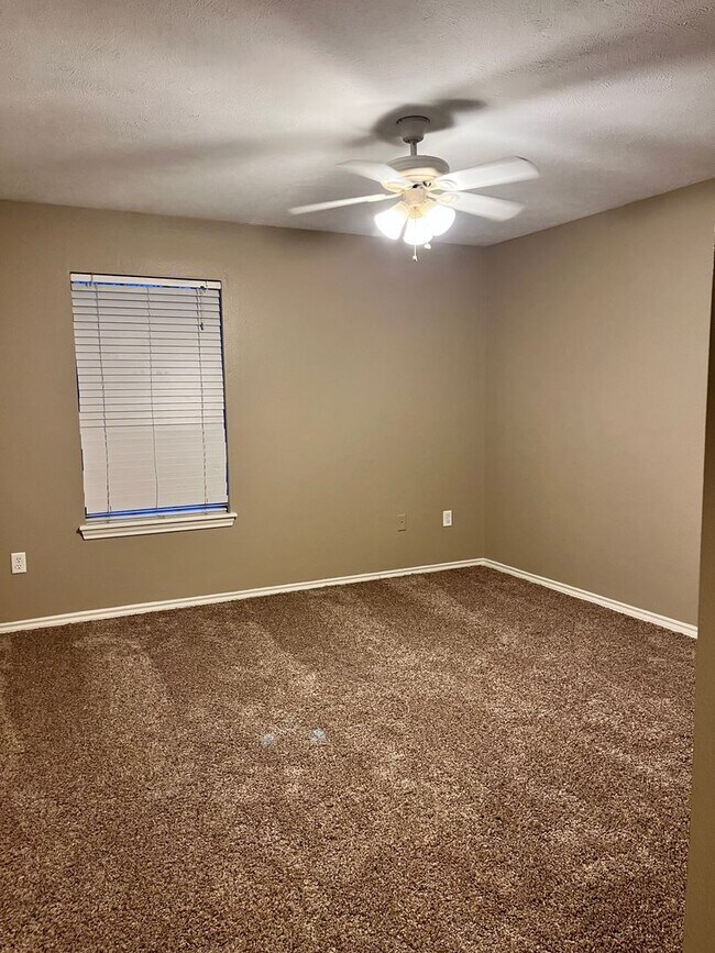 Building Photo - Galloping Way Triplex