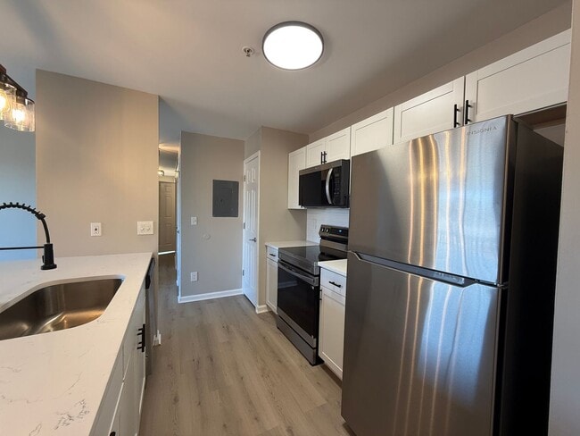 Building Photo - Move-In Ready University Area Condo with Modern Upgrades