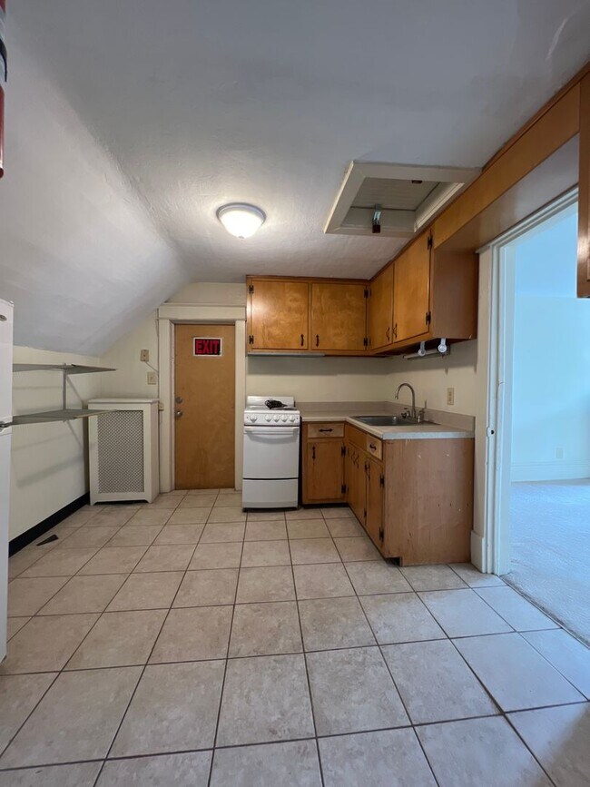 Building Photo - Two Bedroom apartment near engineering and...