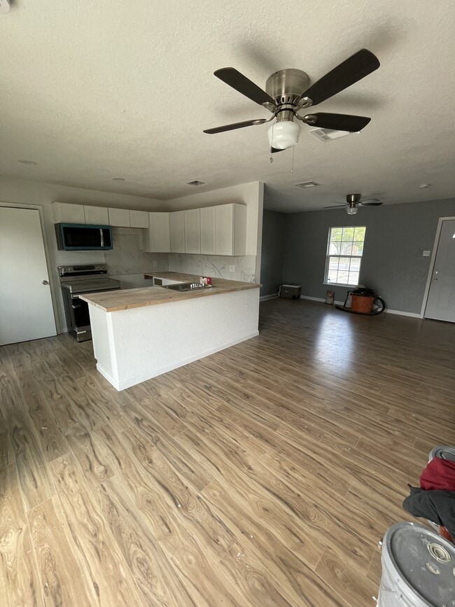 Building Photo - 8834 Five Palms Dr